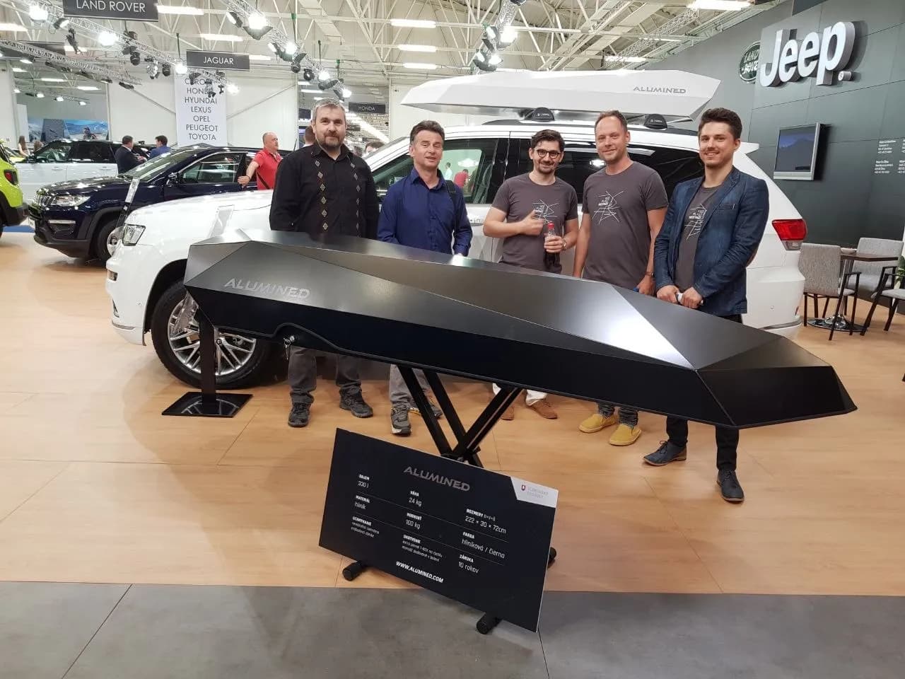 Alumined tím na autosalóne