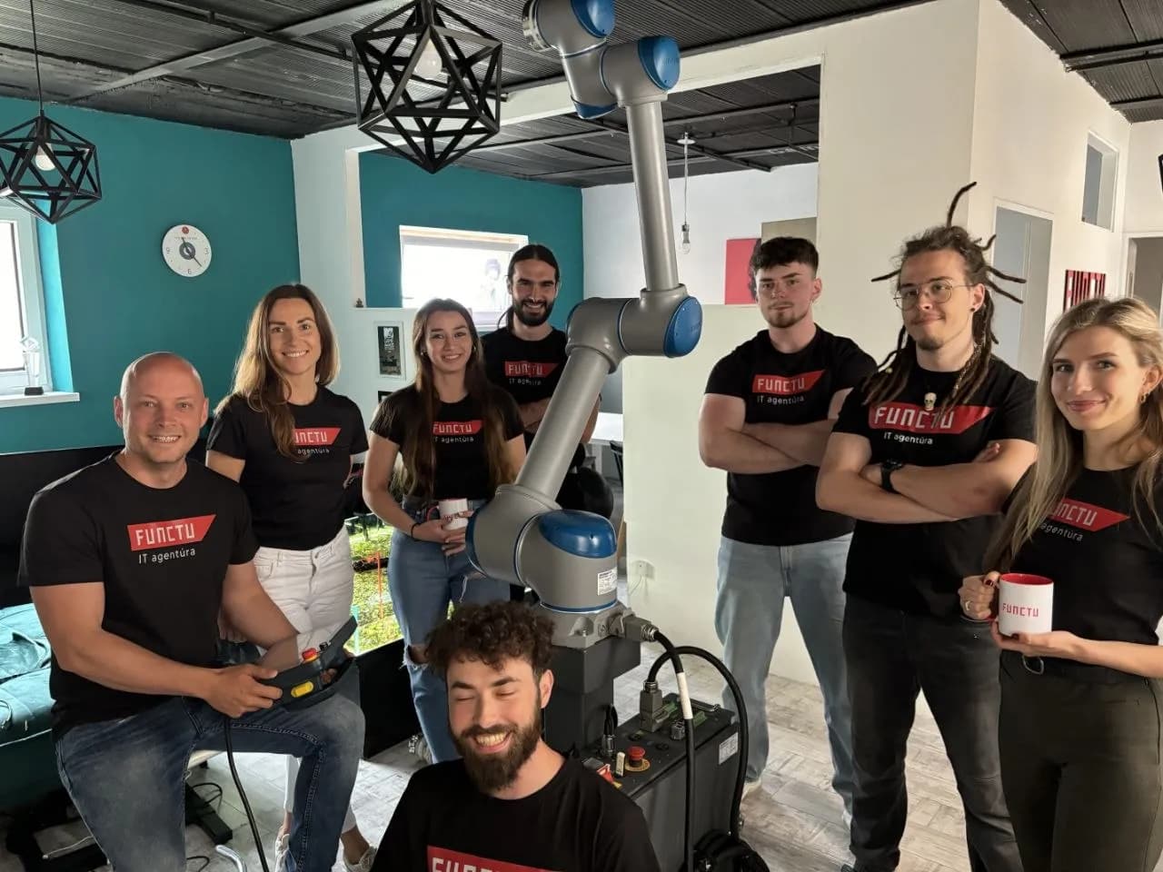 FUNCTU tím s robotom v kancelárii