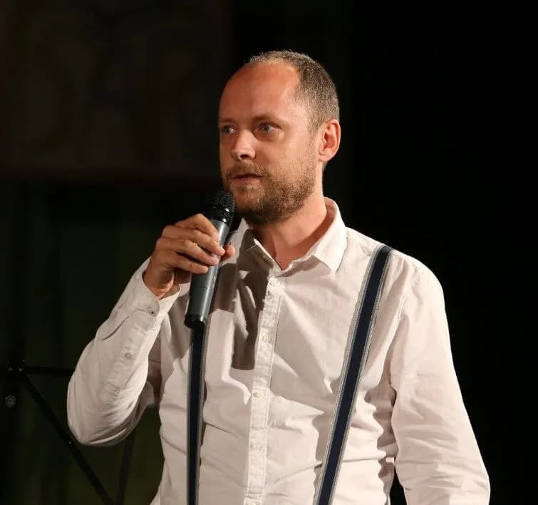 Juraj s mikrofónom na pódiu