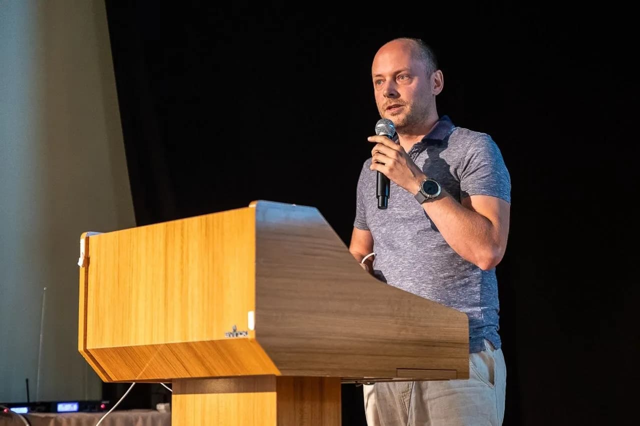 Juraj prednáša na pódiu