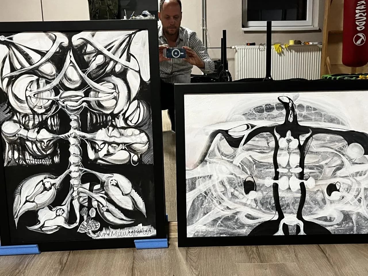 Čiernobiele abstraktné obrazy
