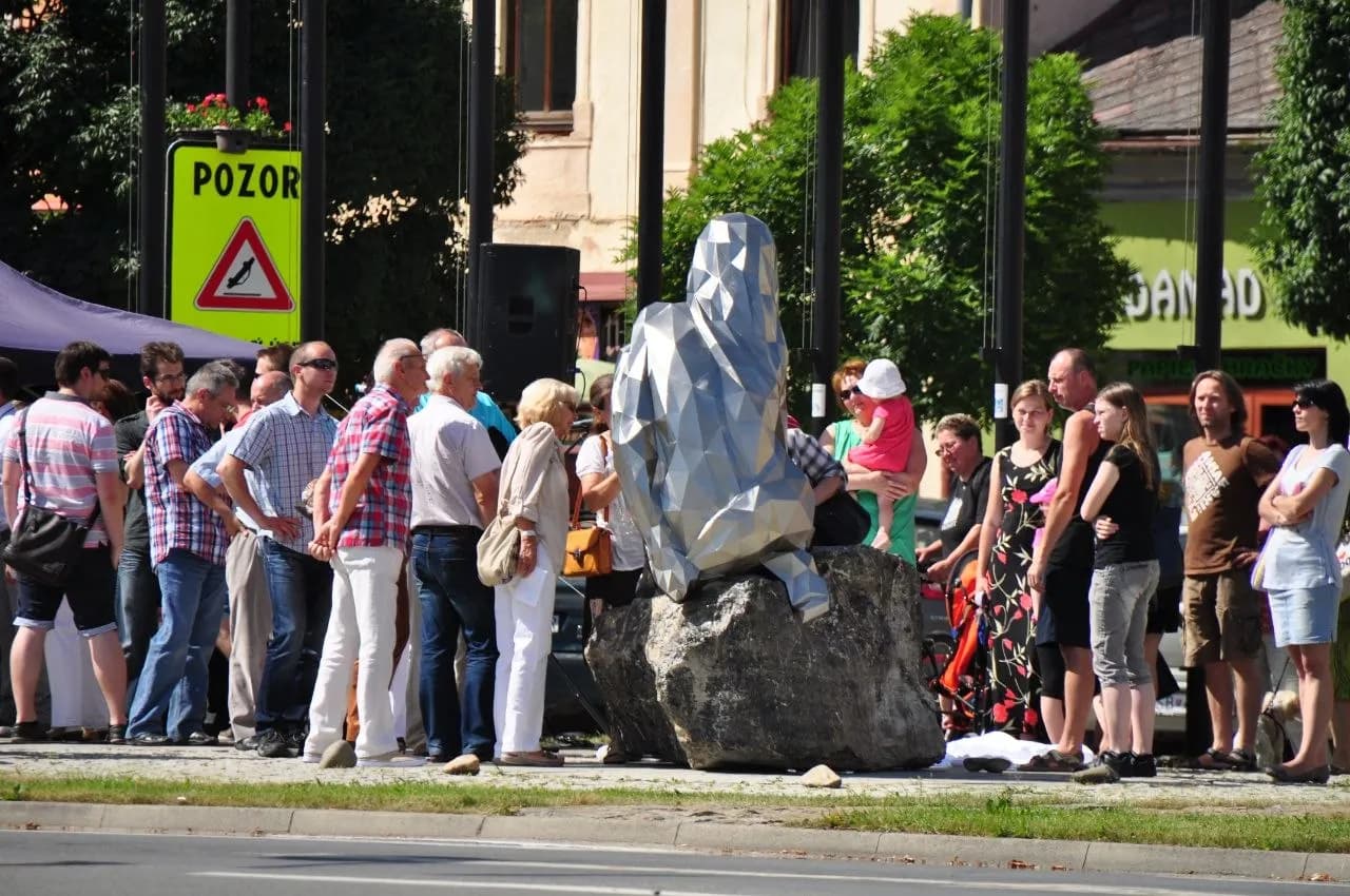 Chrómová socha s davom