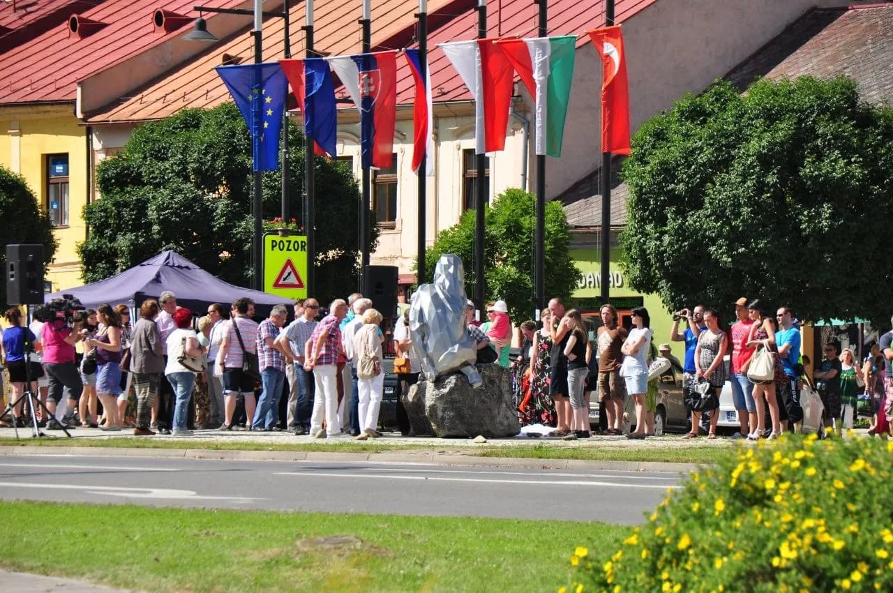 Chrómová socha s vlajkami