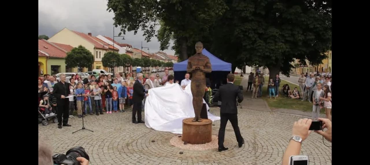 Odhalenie sochy Oscara na námestí