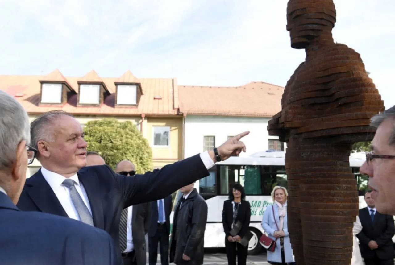 Prezident SR pri soche Oscara