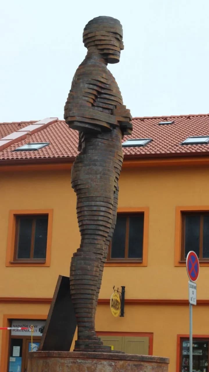 Socha Oscara z profilu