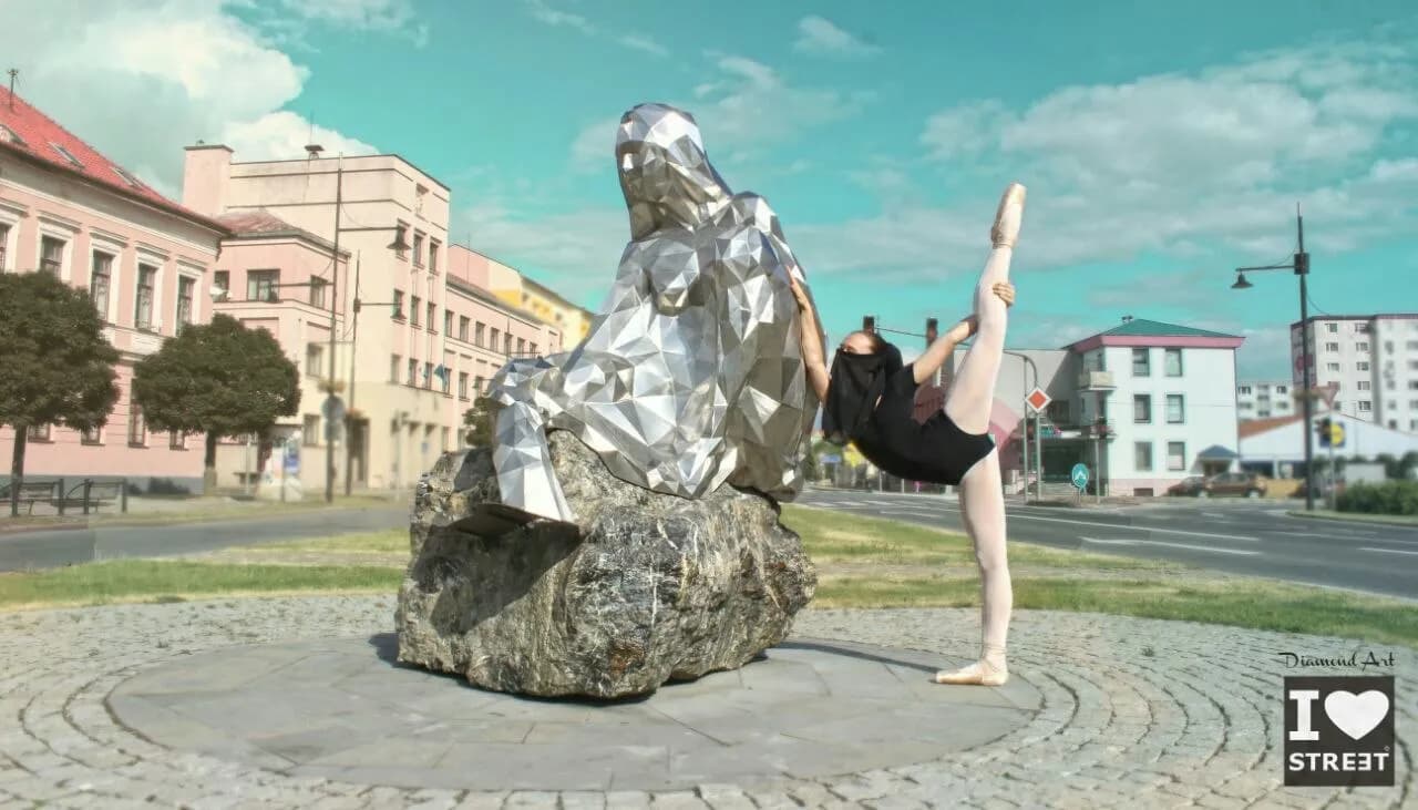 Zrkadlová socha s baletkou